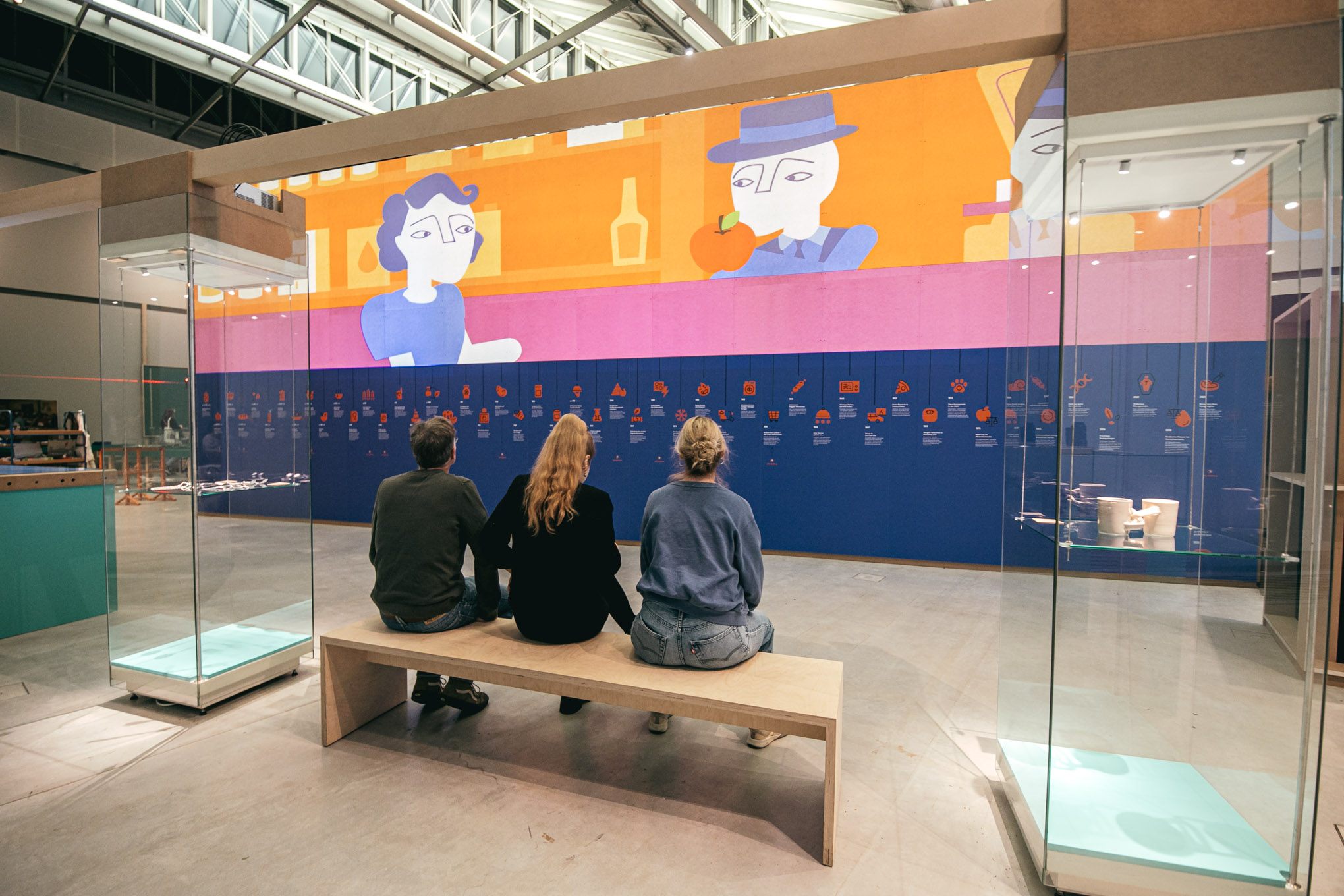 Besuchende vor einer interaktiven Wand