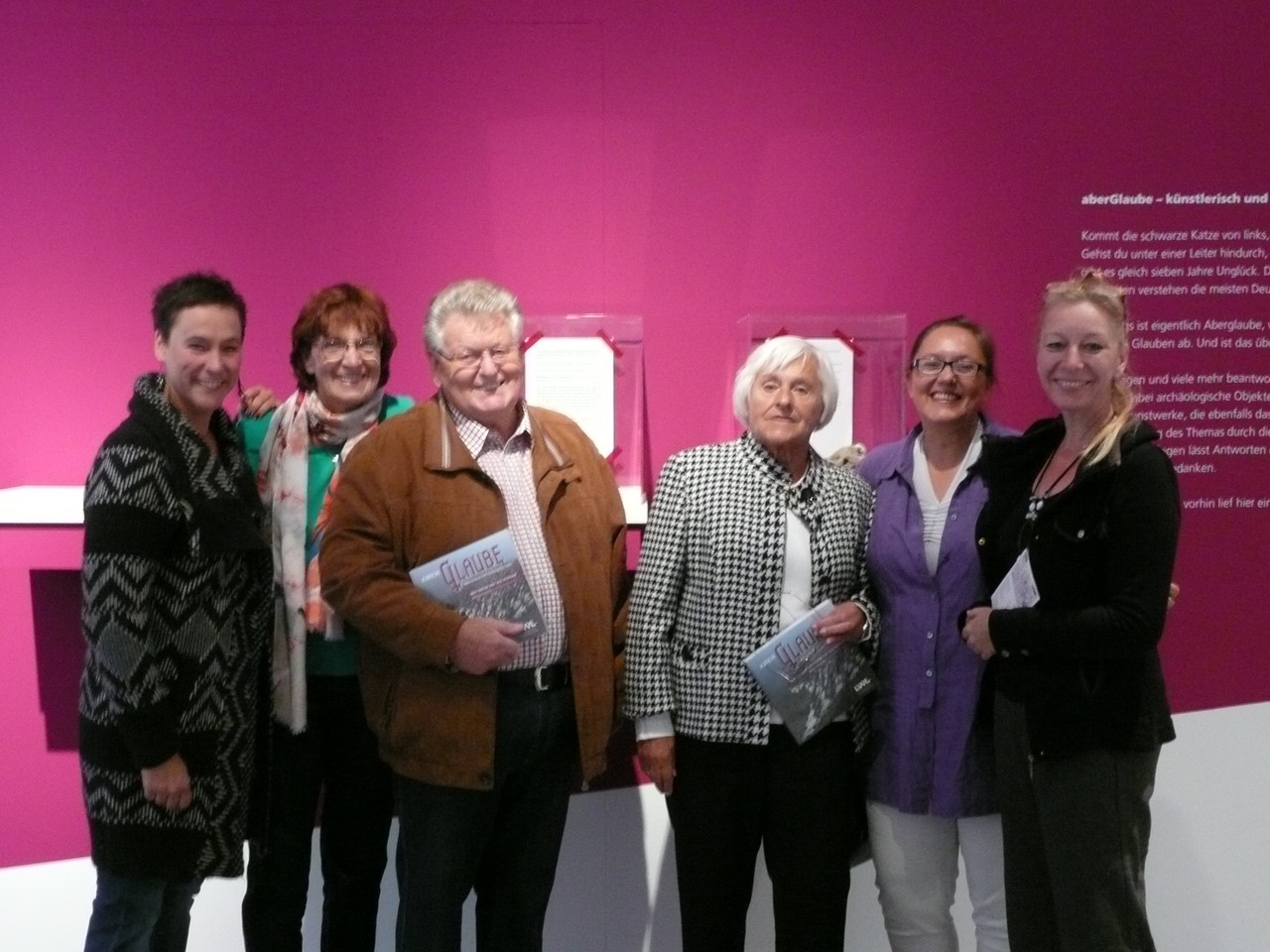 Die Leihgeber mit den Künstlerinnen Iris Stephan und Ines Braun und Dr. Susanne Jülich vor ihren Objekten (Foto: Katharina Wirmsberger)