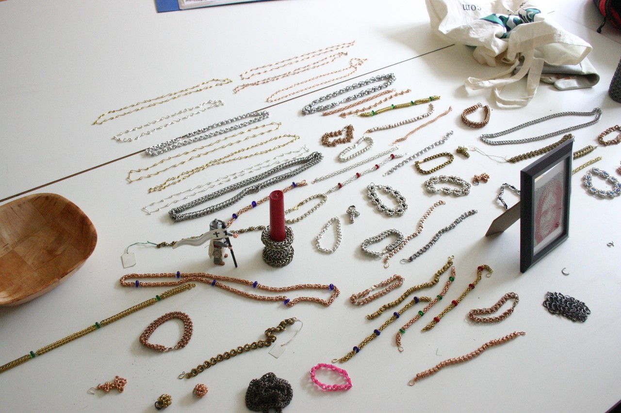 Verschiedenste Kunstwerke aus Messing, Bronze, verzinktem Eisen oder Silber, ggf. kombiniert mit Craze-Loops, Glasperlen oder Halbedelsteinen. (Foto: Werner Hagedorn)