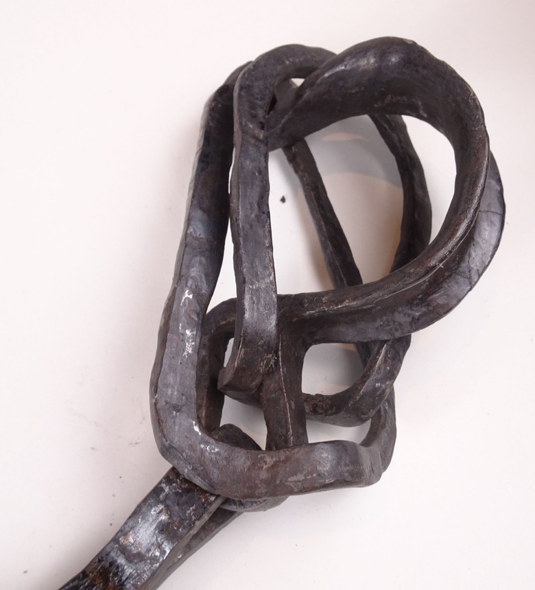 Es ist die rechte Schelle der Fußfessel nochmal näher zu sehen. Sie sieht etwas anders aus als die linke. Hier ist es eher ein Ring der um den Fuß befestigt wird.