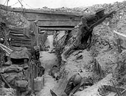 Ein Posten in einem Laufgraben nahe La Boisselle während der Schlacht an der Somme, man sieht einen Soldaten mit einem Gewähr kämpfen Juli 1916