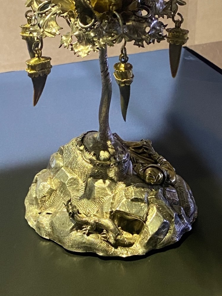 Aufnahme des Drachens, wie er aus der Höhle empor kriecht