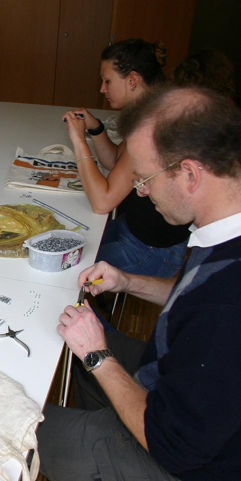 Es gab genügend vorgefertigte Ringe, sodass man sich ganz dem Flechten widmen konnte. (Foto: Werner Hagedorn)