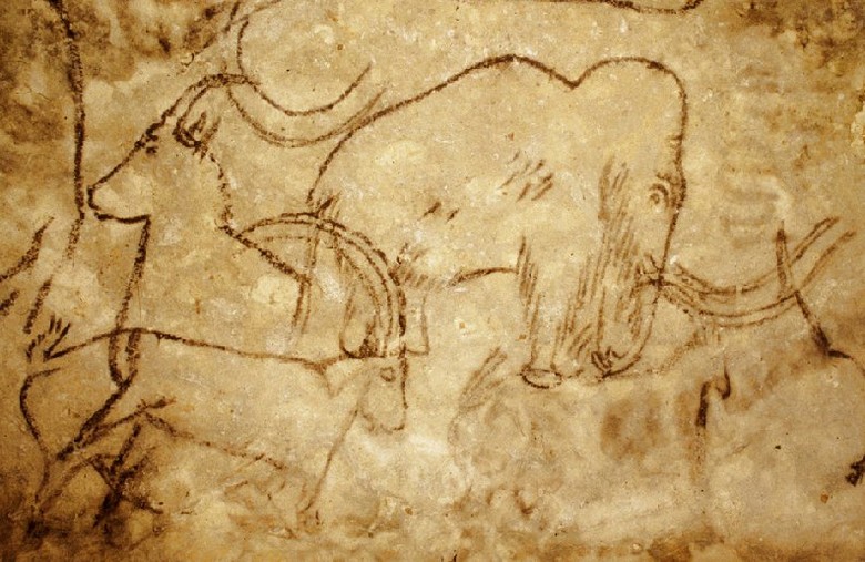 Eine helle Höhlenwand auf der mit rot-brauner Farbe ein Mammut und zwei Widder-ähnliche Tiere gemalt wurden. Die beiden gehörnten Tiere scheinen verschiedene Größen zu haben und blicken in unterschiedliche Richtungen. Hinter ihnen steht, auch in etwas größerer Dimension, ein Mammut mit leicht versetzten Beinen, vielleicht in Bewegung begriffen. Um die Tiere herum scheint es weitere Details zu geben die allerdings nur schwer zu erkennen sind
