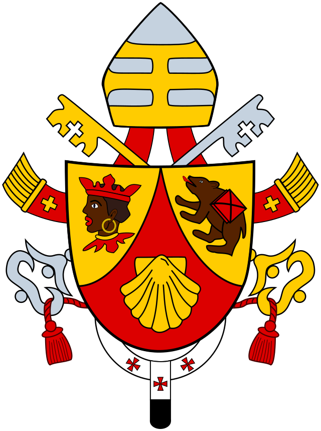 Wappen von Papst Benedikt. Mittig des Wappens ist auf rotem Untergrund eine gelbe Muschel zu sehen. Zwei gelbe Flächen überdecken wie ein Vorhang die rote Fläche. Auf der linken gelben Fläche ist eine dunkelhäutige Person mit einem Ohrring und einer roten Krone zu sehen. Auf der rechten gelben Fläche ein Braunbär mit einer roten Decke auf dem Rücken. Unter dem Wappen befindet sich ein weißer Halbkreis mir einem herunterhängenden weißen Band. Auf dem Band sowie links und rechts des Bandes befinden sich drei rote Kreuze. Das Ende des Bandes ist schwarz. Über dem Wappen befindet sich die Mütze des Papstes mit drei horizontalen Linien und einer gelben senkrechten Linie. Von dieser Mütze gehen zwei rote Bänder aus. An deren Ende befindet sich ein gelbes Kreutz und gelbe Fransen. Hinter dem Wappen kreuzen sich zwei Schlüssel. Der linke Schlüssel ist grau und der rechte Schlüssel ist gelb. Ein rotes Band mit Fransen verbindet beide Schlüssel miteinander.