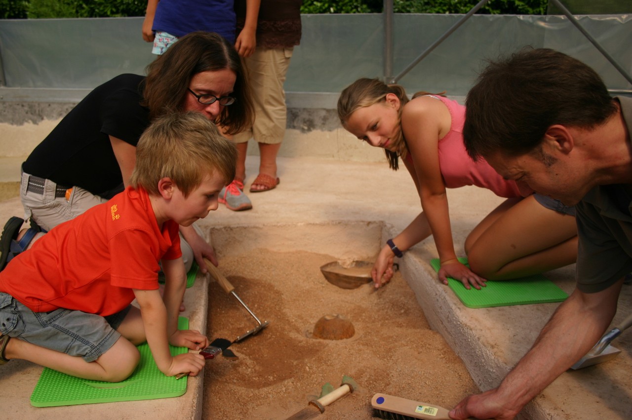 Familie im GrabungsCAMP