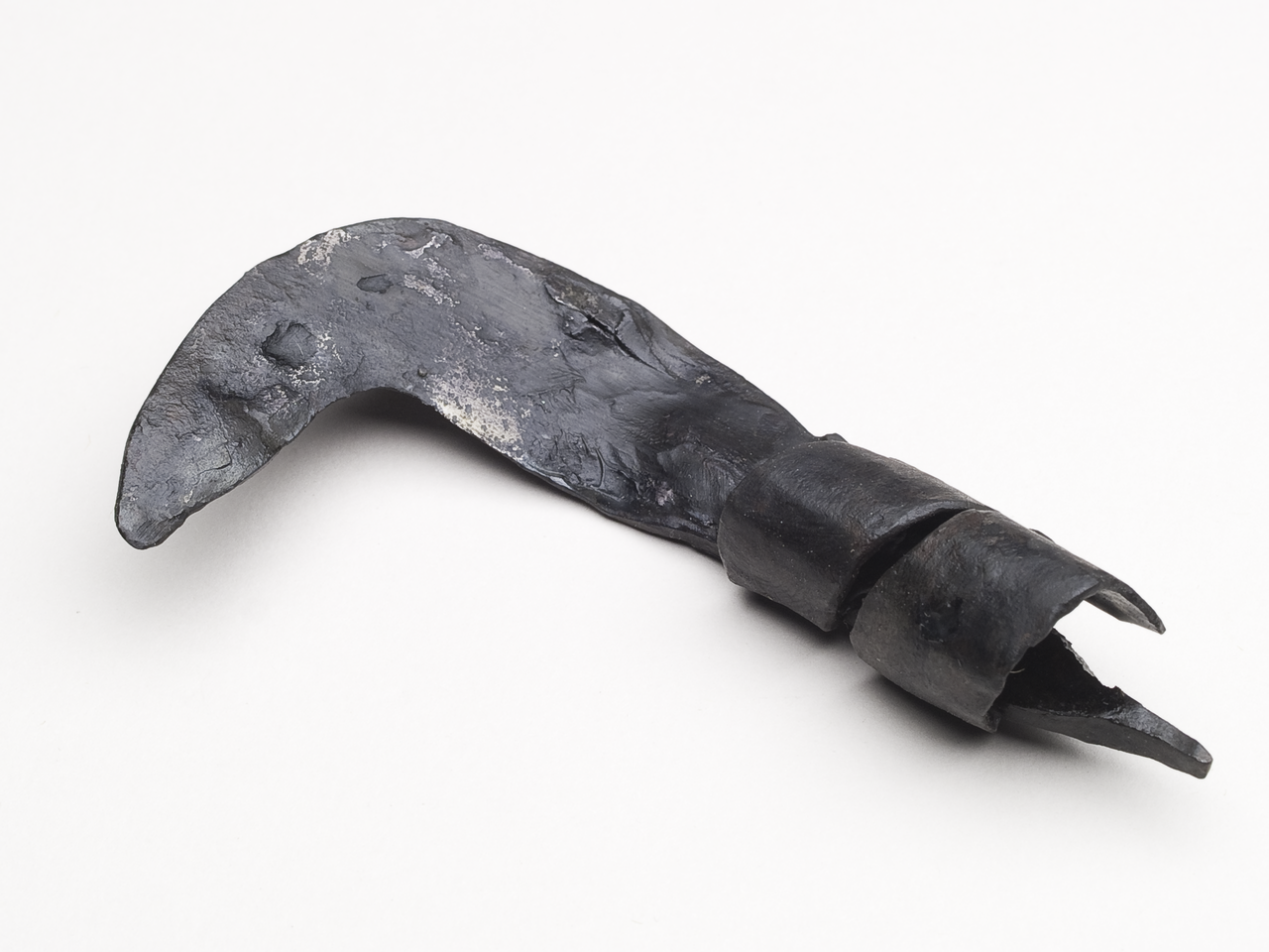 Nahaufnahme der Klinge des Winzermessers auf weißem Hintergrund.