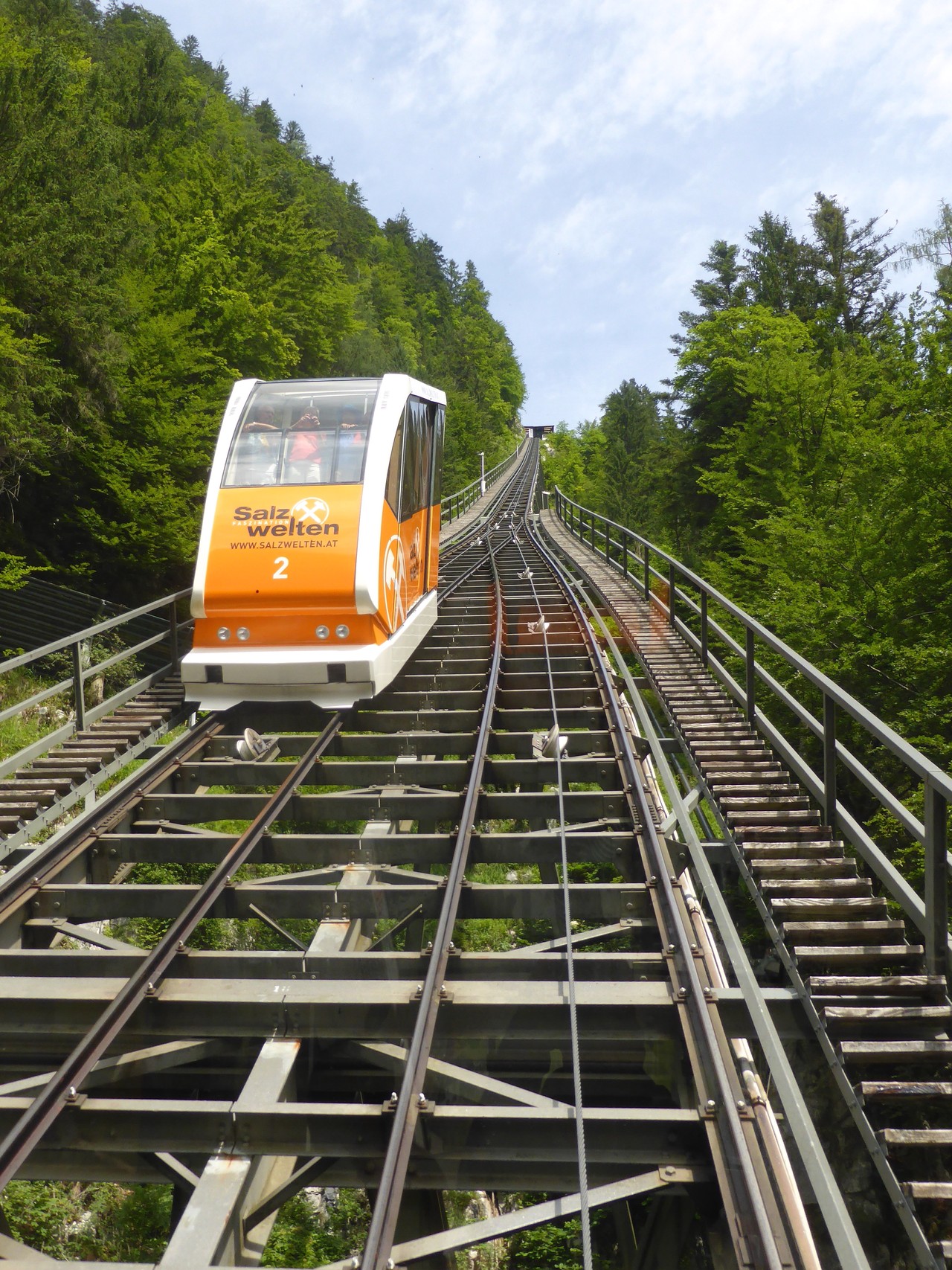 Mit einer Schrägseilbahn geht es hinauf in die Salzwelten