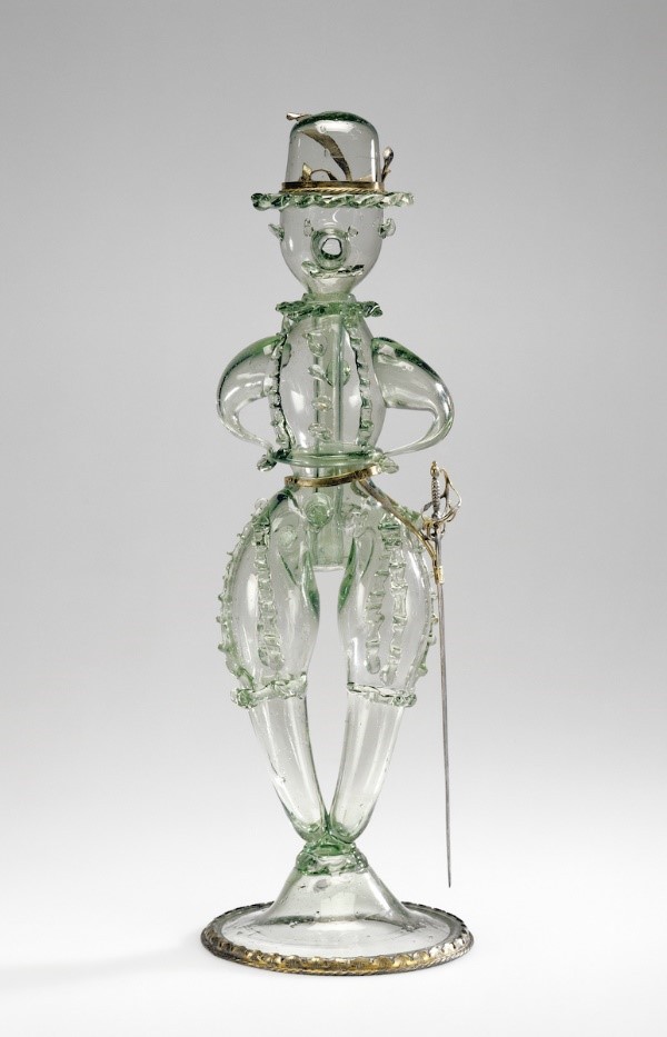 Ein Scherzglas in menschlicher Form in Frontalansicht.
