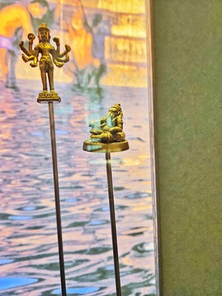 Die Figuren im "Blick in die Welt", zu sehen sind vier Hinduistische Götter: hier Vishnu und Shakti