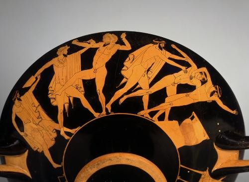 Zu sehen ist die andere Seite der Außenseite der Kylix. Die bärtigen Teilnehmer des Symposions torkeln, raufen und ziehen nach Hause oder zum nächsten Symposion. Manche Teilnehmer tragen Gewänder, andere Teilnehmer sind unbekleidet. Ein Teilnehmer trägt ein Trinkgefäß. Ein Mischkrug steht auf der rechten Seite.