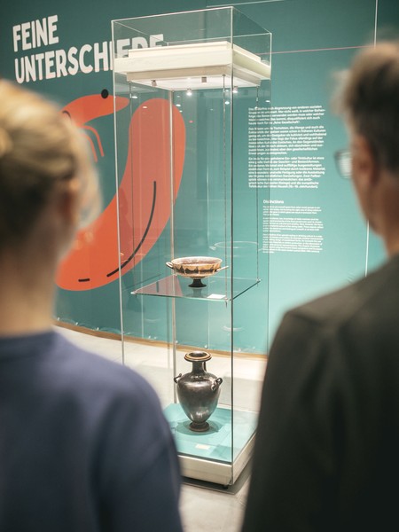 Zwei Personen betrachten ein Ausstellungsstück