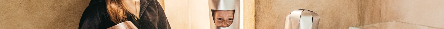 Die Kinder sind zum Ritter geschlagen worden und stehen nun in ihren selbstgebastelten Helmen bereit.