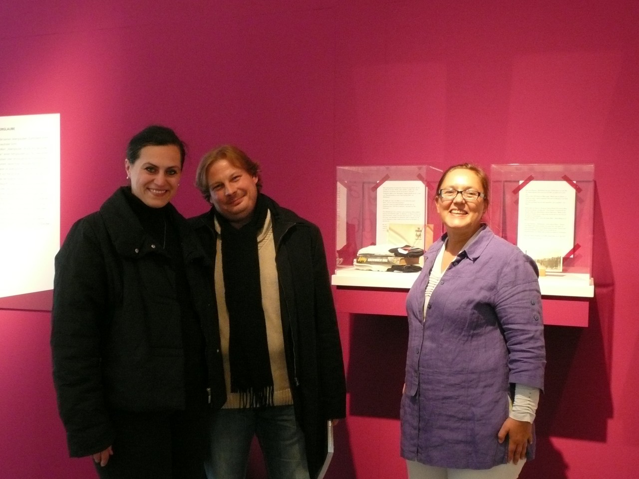 Die Leihgeber der Torwarthandschuhe mit dem signierten Buch von Toni Schumacher und Frau Dr. Susanne Jülich (Foto: Katharina Wirmsberger)
