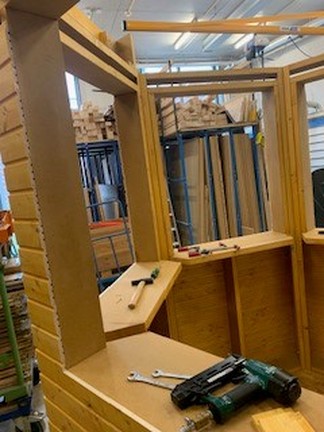 Im Inneren werden Ablagefläche eingebaut. Hier sieht man noch das verwendete Werkzeug.