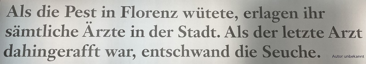 Auf dem Bild ist folgendes Zitat abgebildet: „Als die Pest in Florenz wütete, erlagen ihr sämtliche Ärzte der Stadt. Als der letzte Arzt dahingerafft war, entschwand die Seuche.“ Daneben steht “Autor unbekannt“ Das Licht wirft zwei Schattenstreifen auf das Zitat.