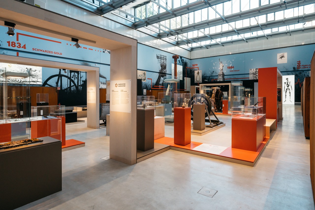 Ein Blick in die Ausstellung Modern Times. Man sieht Strukturen der Ausstellungsarchitektur
