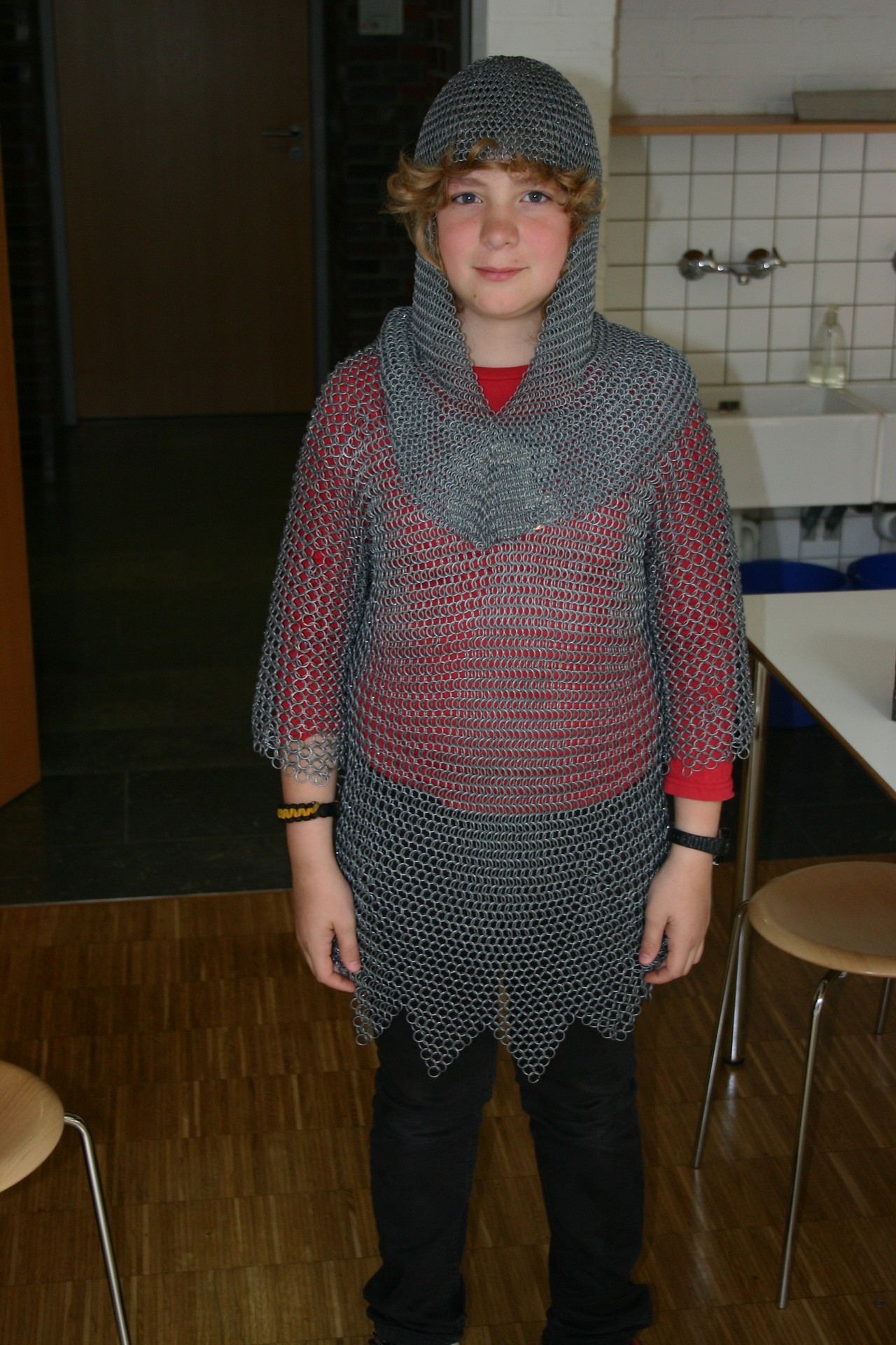 Jeder durfte die schwere Last eines Ritters einmal selbst tragen. (Foto: Werner Hagedorn)
