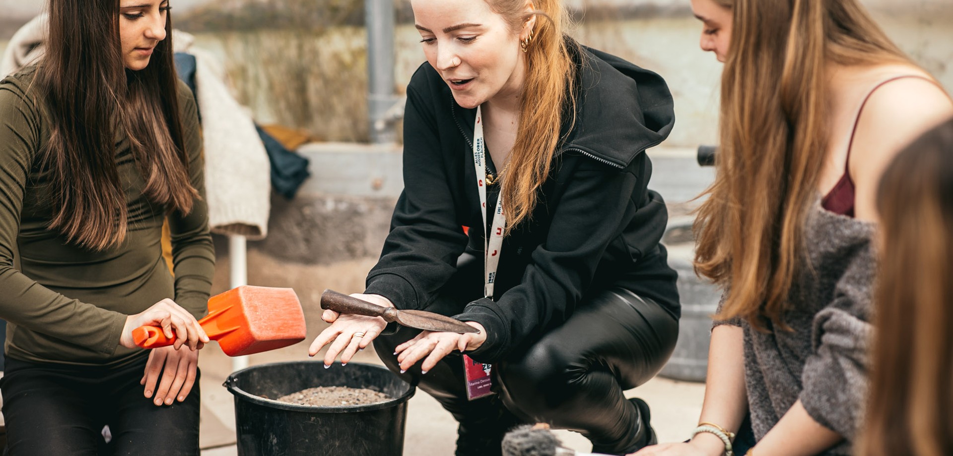 Die Expertin aus dem Museum erklärt einen Fund, den die Familie gemacht hat
