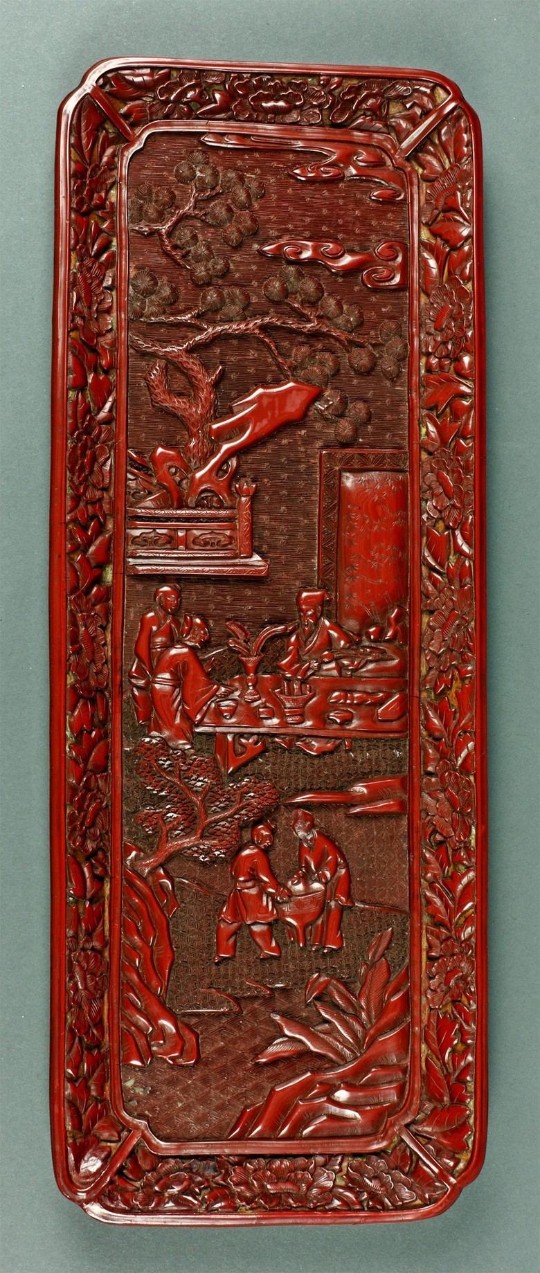 Abb. 5: Tablett aus der Ming-Dynastie (16./17. Jh.). Die Schnitzerei zeigt Alchemisten bei der Arbeit. © Staatliche Museen zu Berlin, Museum für Asiatische Kunst.