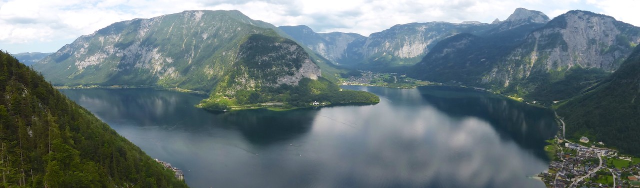 Blick über den Hallstätter See vom Hochplateau