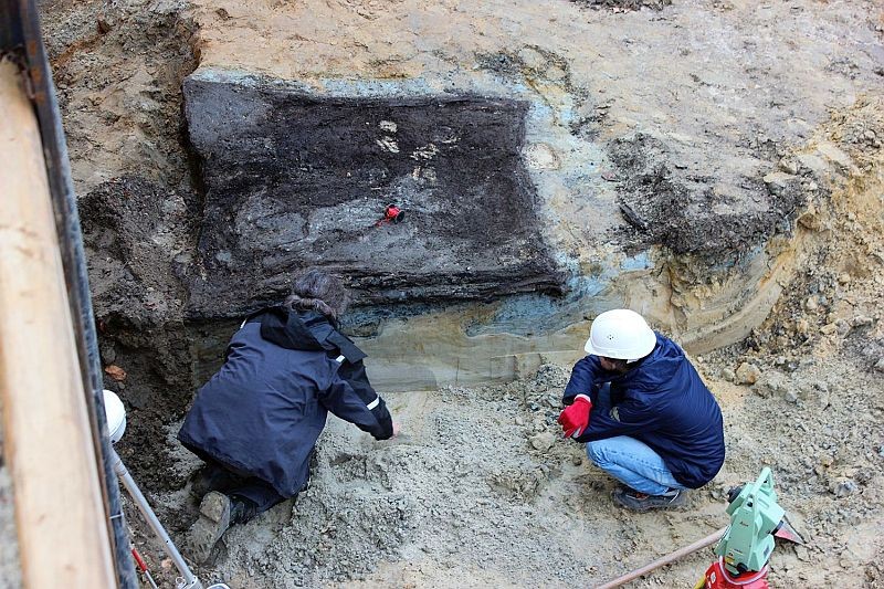 Eine holzverschalte Kloake wird freigelegt. (Foto: LWL/Cichy) 