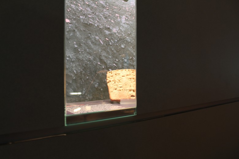 Foto der Tontafel in einer Vitrine.