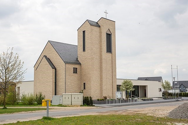 Die Kirche in Neu-Immerath. Modern, Hell, Anders.