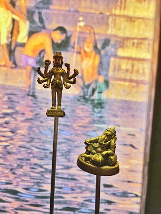 Die Figuren im "Blick in die Welt", zu sehen sind vier Hinduistische Götter: hier Vishnu und shakti