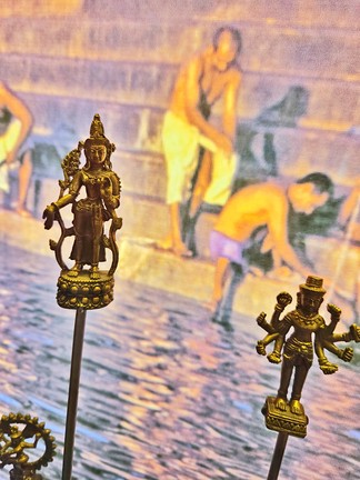 Die Figuren im "Blick in die Welt", zu sehen sind vier Hinduistische Götter: von Links Ganesha, Shiva, Vishnu und shakti