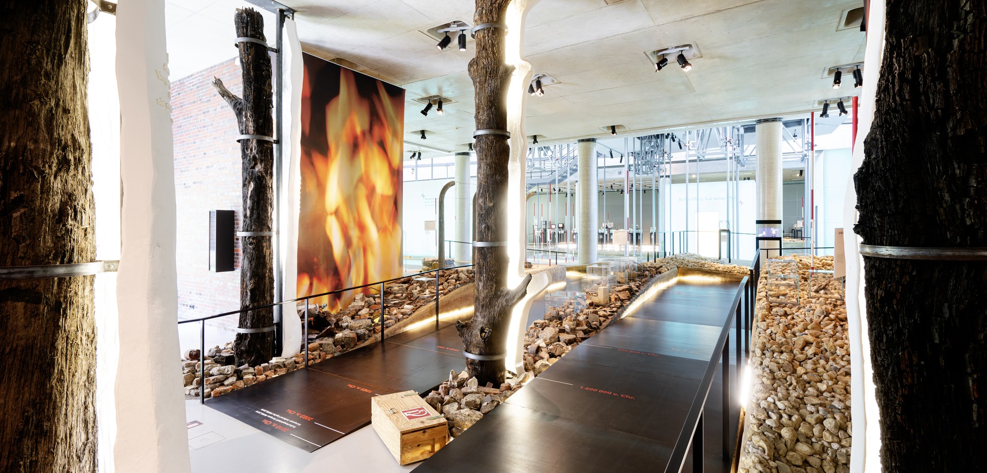 Blick in die Dauerausstellung nach betreten der Ausstellungshalle.