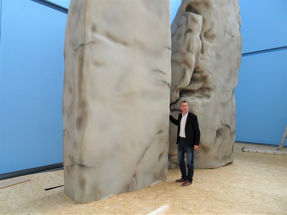 Prof. Dr. Michael Rind vor einer Stonehenge-Replik
