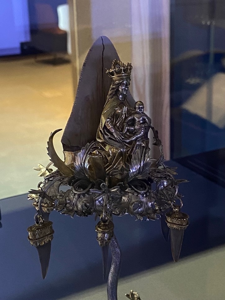 Aufnahme der Krone des Baumes, wo Maria mit dem Jesuskind im Arm sitzt, hinter ihr der gigantische Megalodonzahn