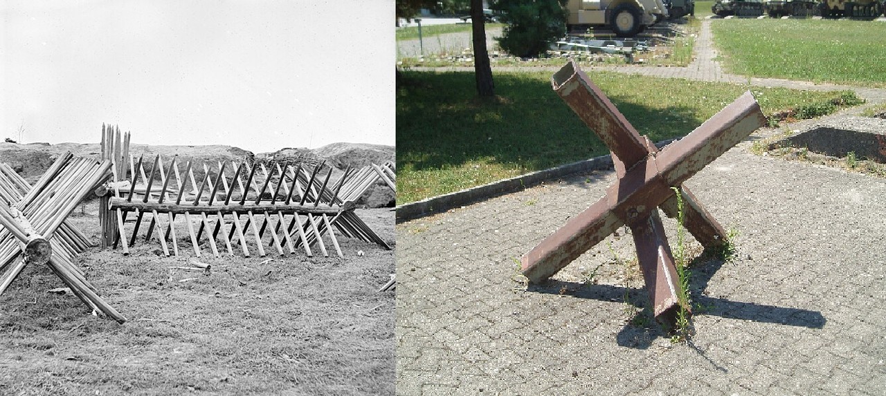 Es sind zwei Bilder zu sehen. Auf dem linken Bild: Auf dem Bild sind mehrere „Spanischer Reiter“ zu sehen. Es handelt sich um ein Schwarz-Weiß-Bild. Sie stehen auf einer Wiese und sind in verschiedenen Richtungen ausgerichtet. Sie bestehen aus Holz. Ein „Spanischer Reiter“ ist Konstruiert aus mehreren spitzen Stöcken, welche abwechselnd im rechten Winkel durch einen Holzstamm getrieben werden. Dieser Stamm dient als Verbindungselement. Die spitzen Stöcke reichen auf beiden Seiten gleich weit aus dem Stamm heraus, welches dem gesamten Konstrukt eine sehr Symmetrische Form verleiht. Durch die Anordnung der Stöcker kann der „Spanische Reiter“ auf den stumpfen Enden der Stöcker stehen und die spitzen Enden weisen schräg nach Oben in zwei Himmelsrichtungen. Das rechte Bild zeigt: Ein sogenannter Tschechenigel steht auf einem gepflasterten Parkplatz. Die Lackierung ist abgenutzt aus und das mittlerweile verrostete Metall sticht fast überall hervor. Um ihn herum wächst Unkraut aus den Fugen. Tschechenigel sind Panzersperren. Es handelt sich um drei viereckige Metallstangen, die so positioniert sind, dass sie sich in der Mitte kreuzen. Dort sind sie Verbunden und ergeben dadurch ein einziges Objekt. Auch der Tschechenigel steht immer automatisch Ausgerichtet.