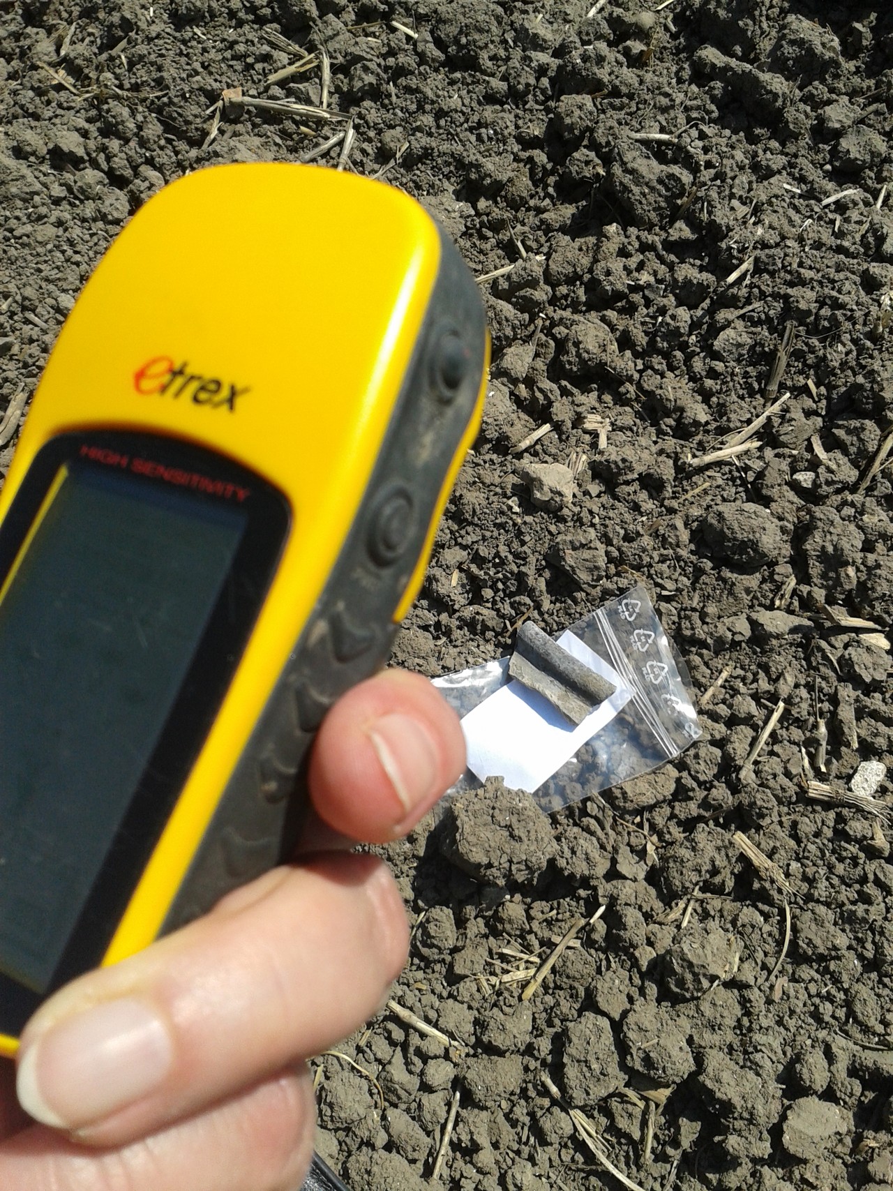 Mit dem GPS-Gerät unterwegs (Foto: Biggi Schroeder)
