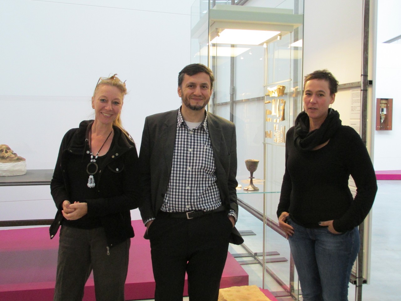Herr Inam mit den beiden Künstlerinnen Iris Stephan und Ines Braun (Foto: Katharina Wirmsberger)