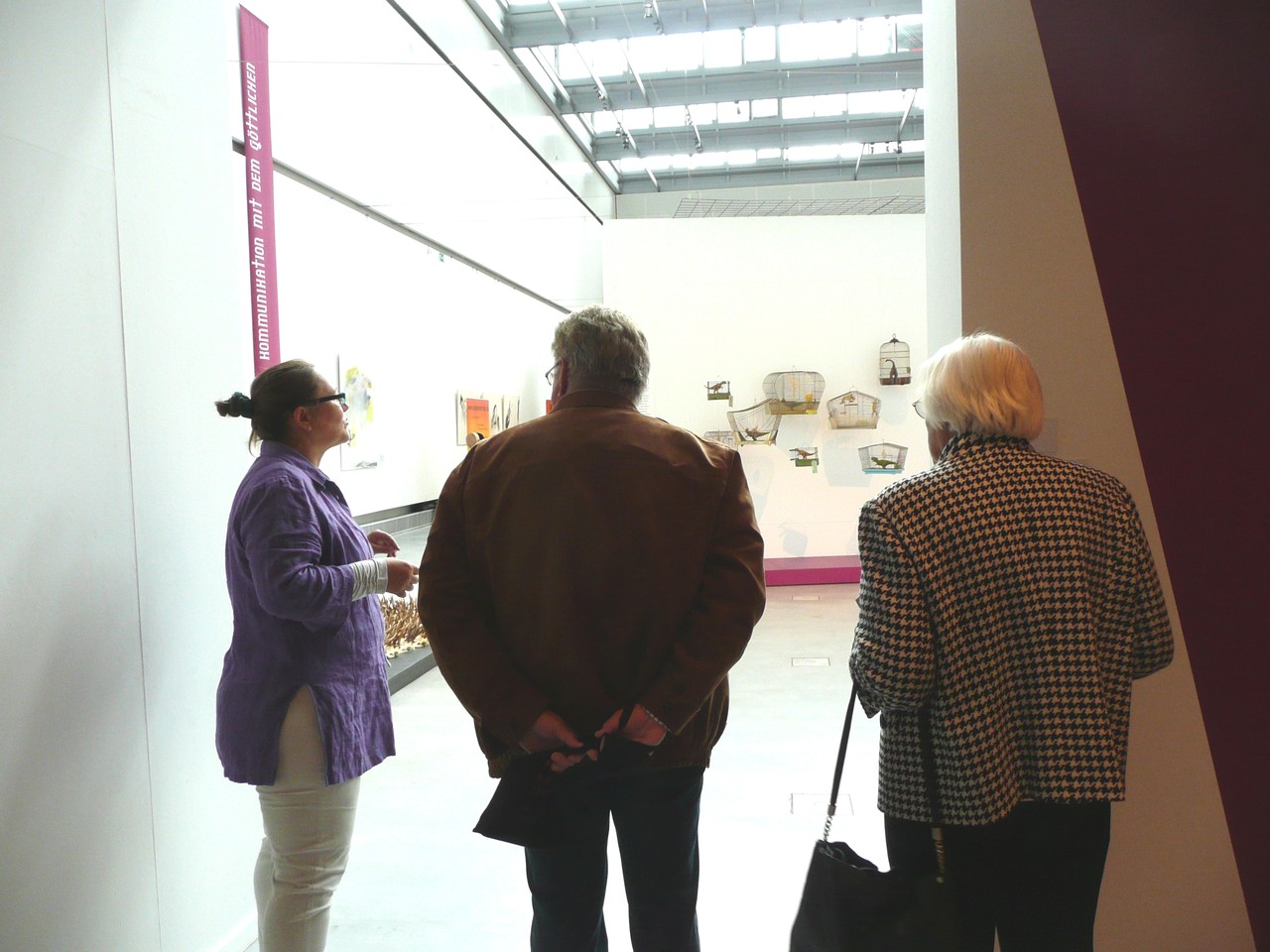 Frau Dr. Susanne Jülich erklärt den Leihgebern das Konzept der Ausstellung „aberGlaube“. (Foto: Katharina Wirmsberger)