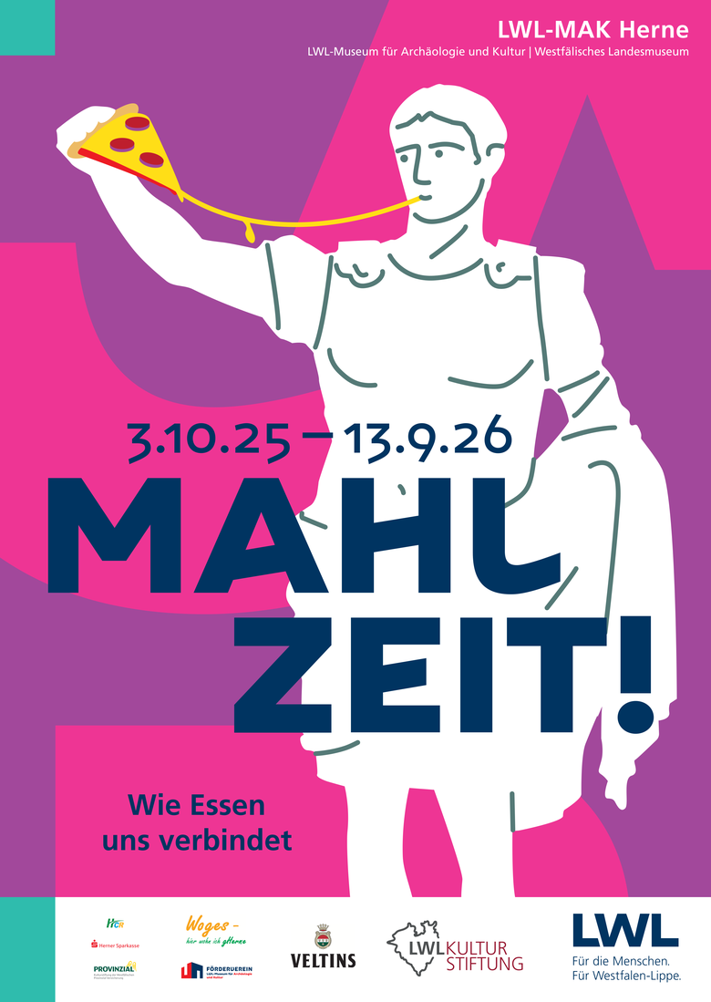 Ein Ausstellungsplakat welches im Vordergrund den Satz "Mahlzeit! Wie Essen uns verbindet" in blauer Schrift stehen hat. Dieses Plakat hat einen pinken und lilanen Hintergrund, und im Vordergrund ist ein Mann abgebildet, der ein Pizzastück am essen ist.