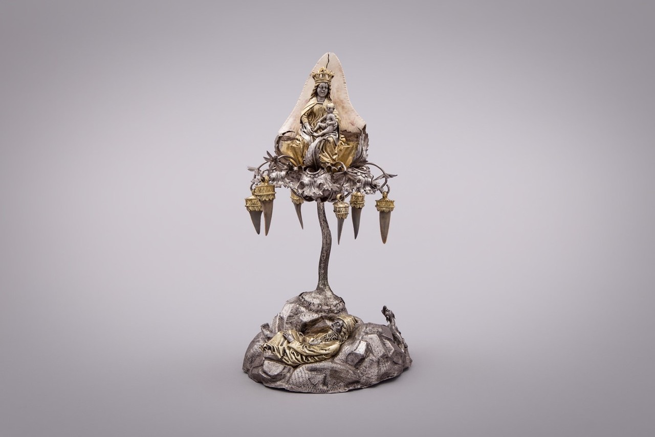 Aufnahme des Natternbaums – ein Baum aus Silber mit den sechs fossilen Haizähnen mit christlicher Darstellung des Stammvaters Jesse und Maria mit dem Jesuskind