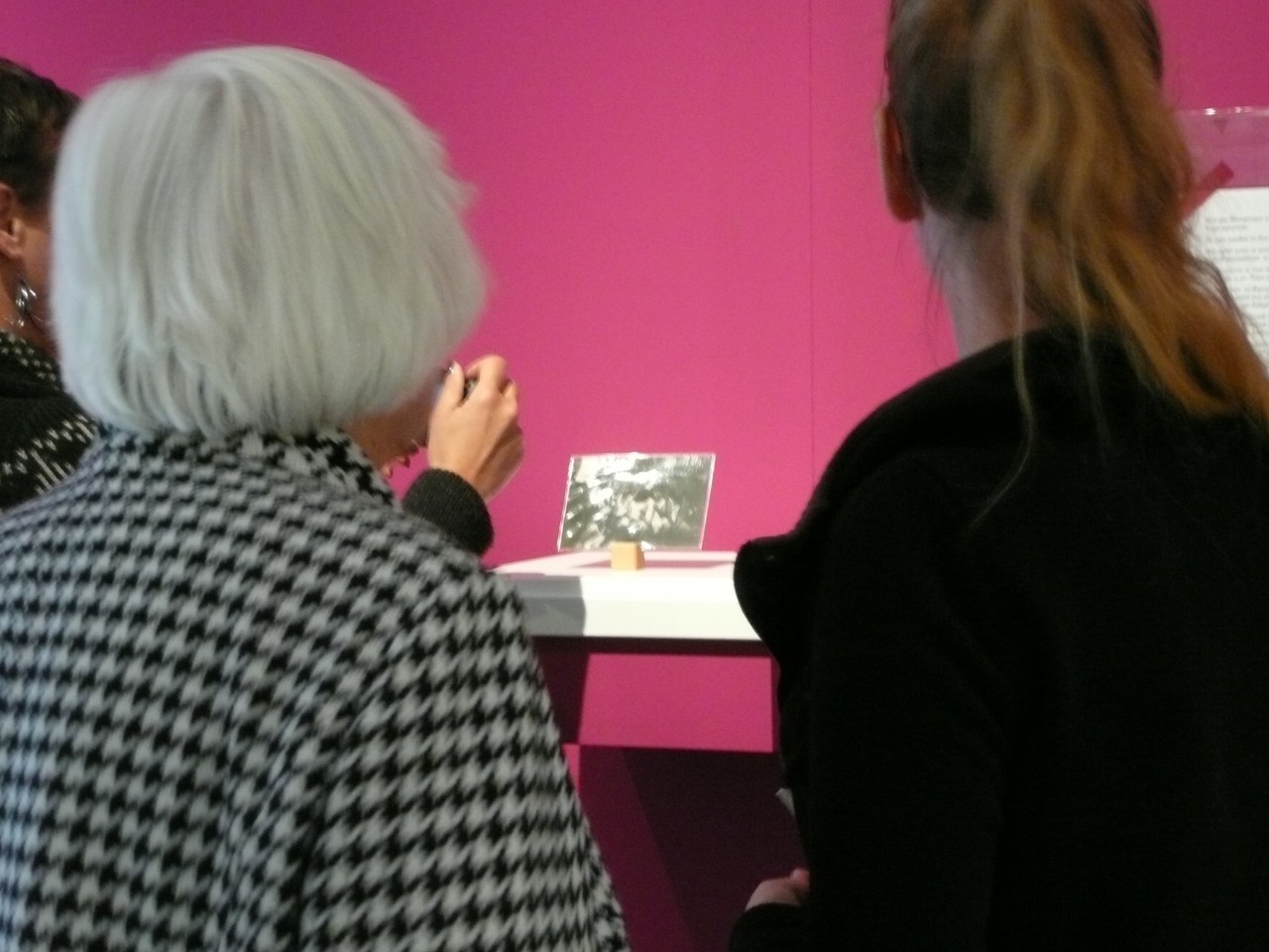 Die Leihgeberin der Hexengeschichte vor ihrem Foto aus der Kindheit. (Foto: Katharina Wirmsberger)