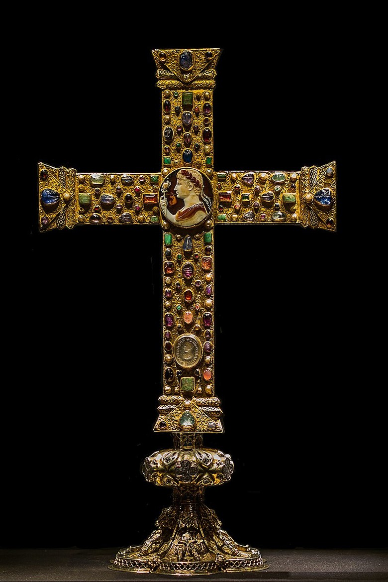 Lothar-Kreuz ausgestellt in der Aachener Domschatzkammer. Die verarbeitete Gemme stammt ca. aus dem Jahr 20 v. Chr.