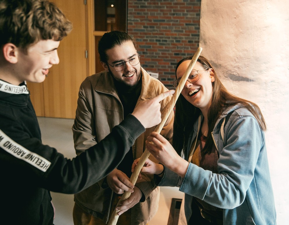 Eine Gruppe erkundet ein "Einhornhorn"