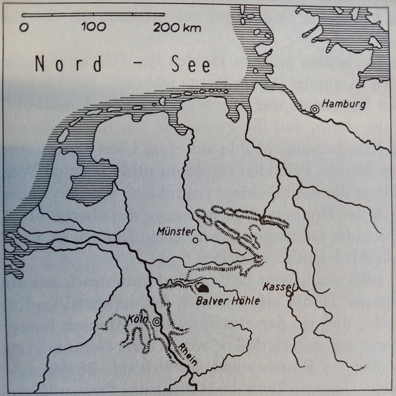 Hier ist eine schwarz-weiße Karte, auf der die Balver Höhle markiert ist. Die Karte zeigt die Lage der Balver Höhle als südlich von Münster, westlich von Kassel und nord-östlich von Köln an.
