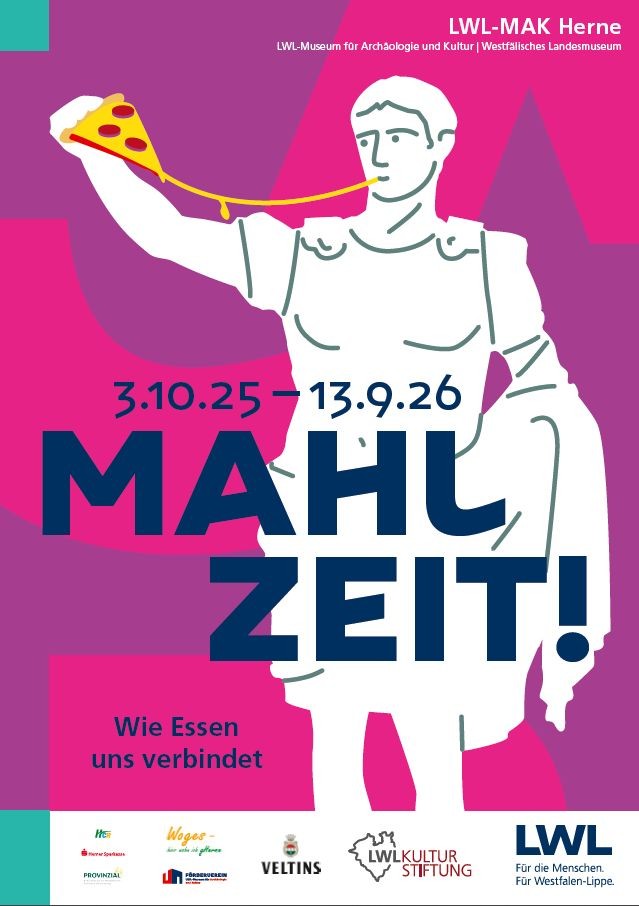 Auf dem Plakat zur Sonderausstellung Mahlzeit ist ein gezeichneter Kaiser Augustus zu sehen mit Brustpanzer und erhobener Hand. In der Hand hält er ein Stück Pizza. Außerdem ist der Titel der Ausstellung sowie die Ausstellungsdaten zusehen. Der Hintergrund ist pink und lila.