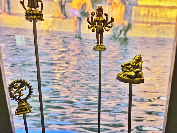 Die Figuren im "Blick in die Welt", zu sehen sind vier hinduistische Götter: von Links Ganesha, Shiva, Vishnu und Shakti