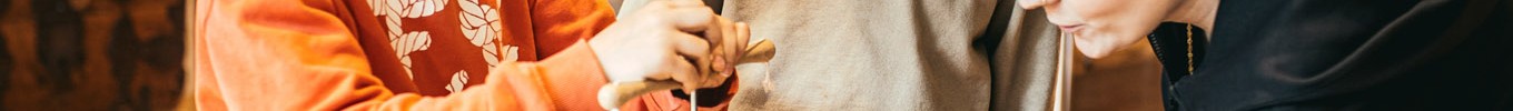 Die Geburtstagsgäst:innen lassen sich die Bastelaktion erklären.