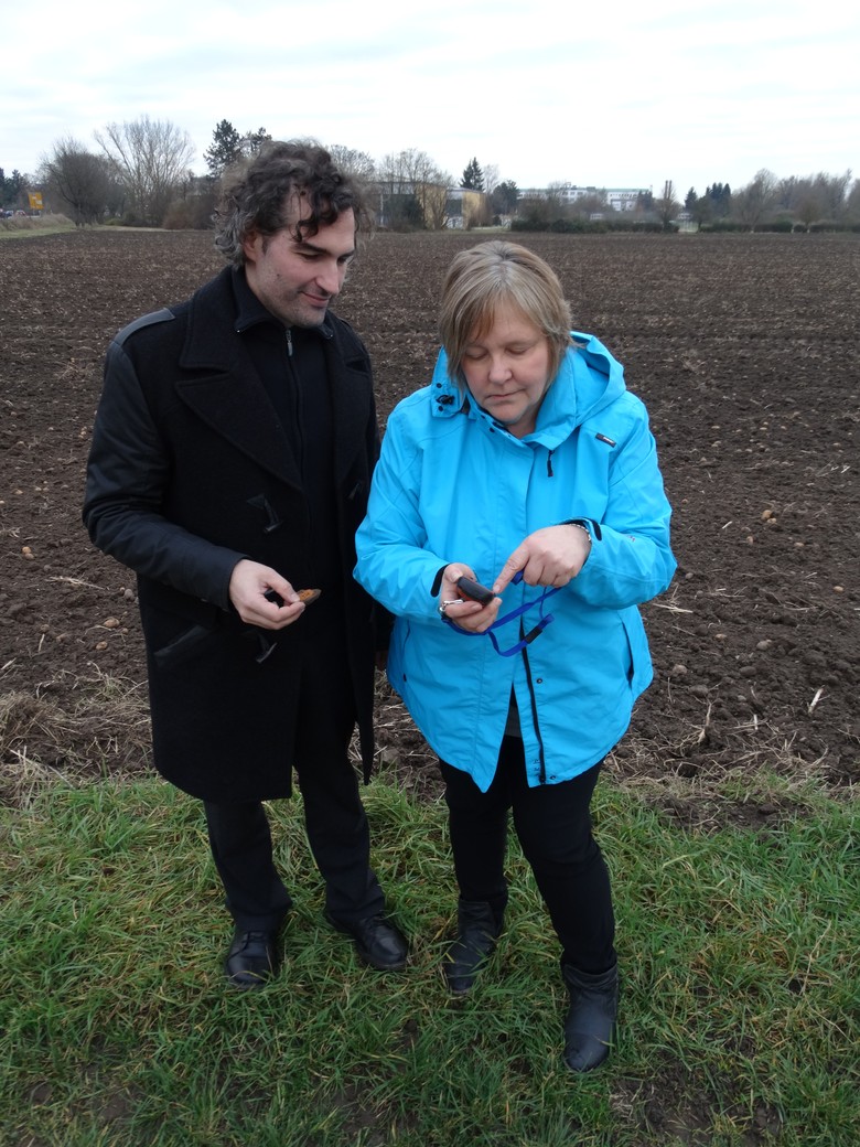 André Madaus und Biggi Schroeder reden gerade über die Methoden der GPS-Einmessung einer Ackerfläche vor der Begehung.