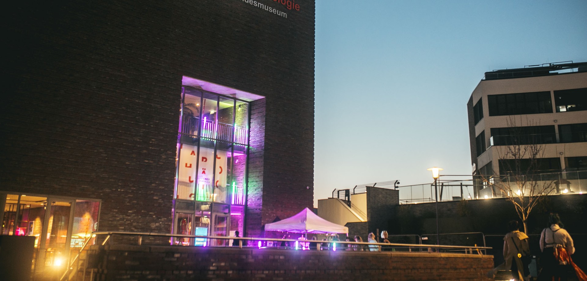 Museums beleuchtet am Abend