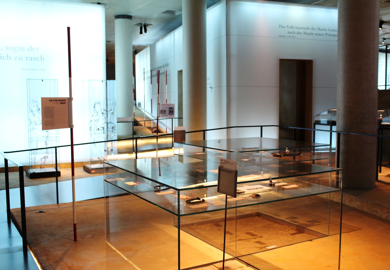 Diese Vitrine zeigt verschiedene Funde aus Bronze, darunter auch der Hirschleuchter. (Foto: LWL-Museum für Archäologie/Stacy Schlesinger)