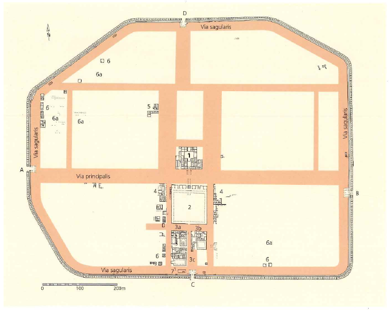 Abb. 2. Vereinfachter Plan des römischen Lagers Oberaden. Stand 2004: 1 Praetorium. 2 Principia mit seitlichen Anbauten. 3a - c Wohngebäude hoher Offiziere. 4 Seitliche Bebauung der Principia. 5 Gebäude unbekannter Funktion. 6 Centurionenhäuser. 6a Kasernen. 7 Gebäude seitlich des Südtores. Tore: A Porta principalis dextra. B Porta principalis sinistra. C Porta praetoria. D Porta decumana. 11–8/7 v. Chr. (Kühlborn 2005, S. 123)